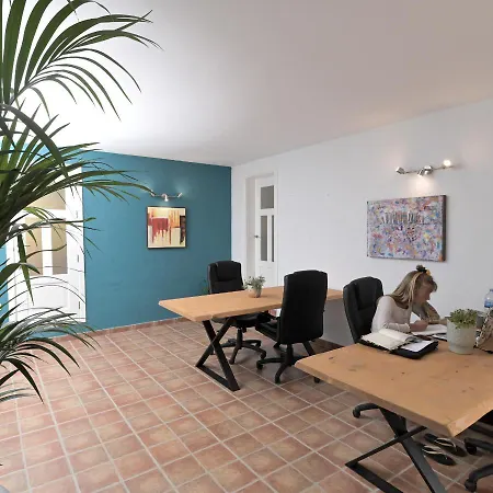 Los Amigos Yoga & Wellness אכסניה La Mareta