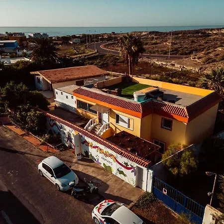 Los Amigos Yoga & Wellness אכסניה *